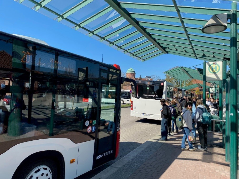 Foto vom Nienburger Busbahnhof mit Bussen und Fahrgästen