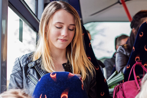 Eine junge Frau fährt Bus