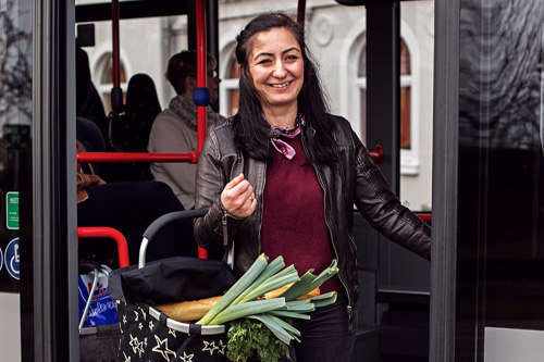 Eine Frau steigt aus einem Bus