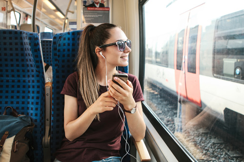 Frau in Bahn mit Kopfhörer