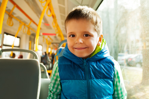 Junge in einem Bus