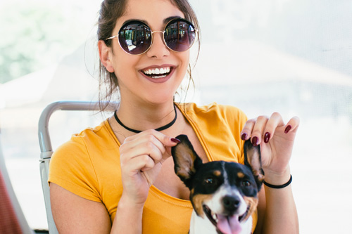 Frau mit Hund im Bus